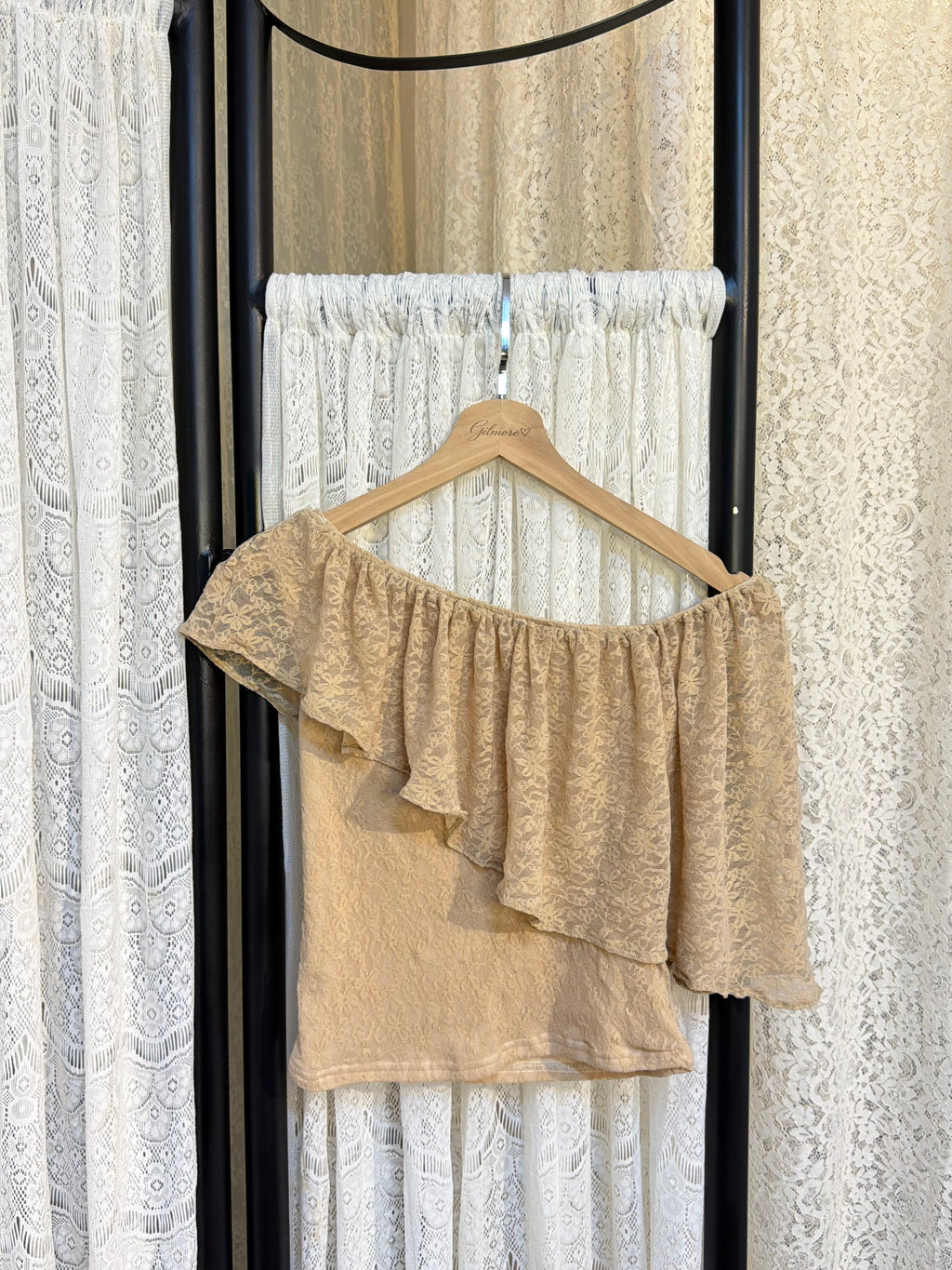 Droopy lace