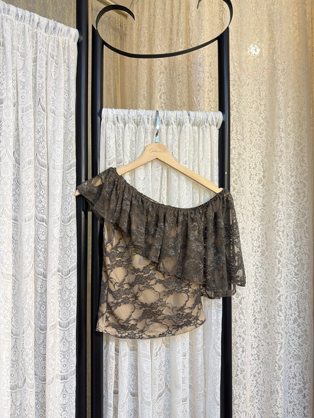 Droopy lace