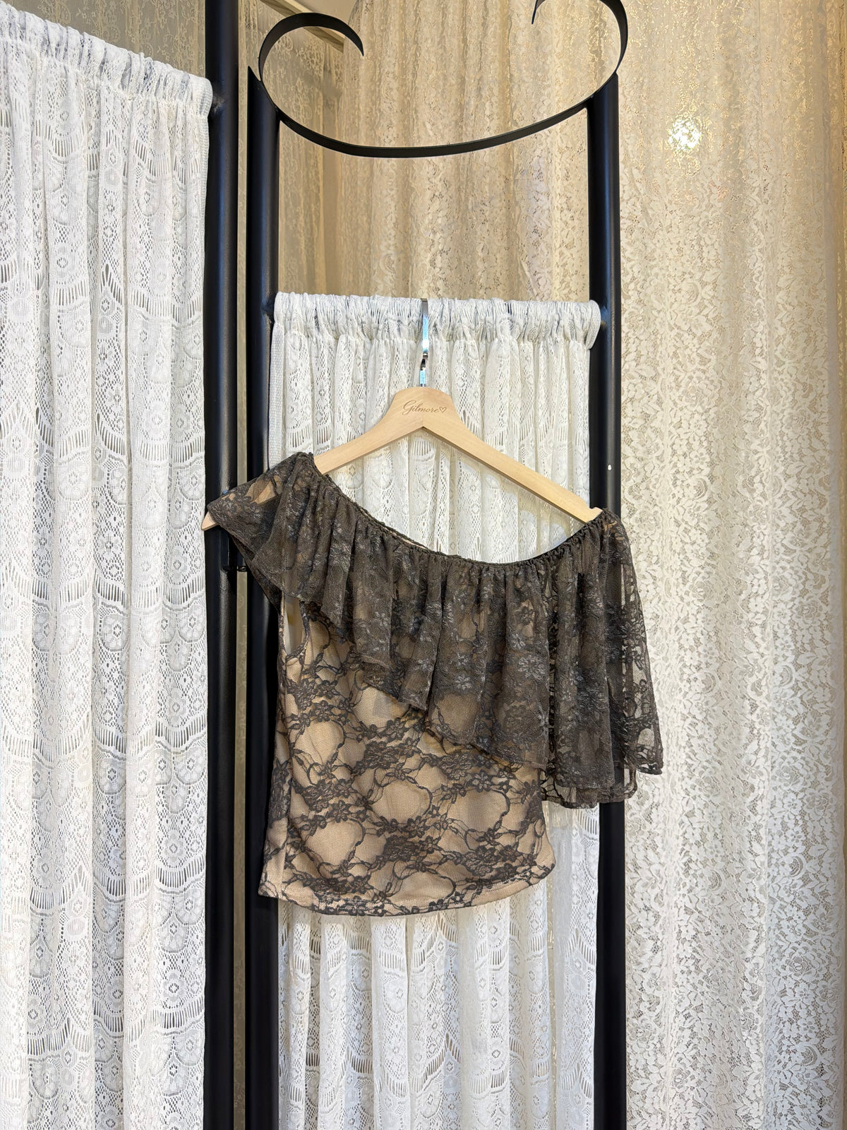 Droopy lace