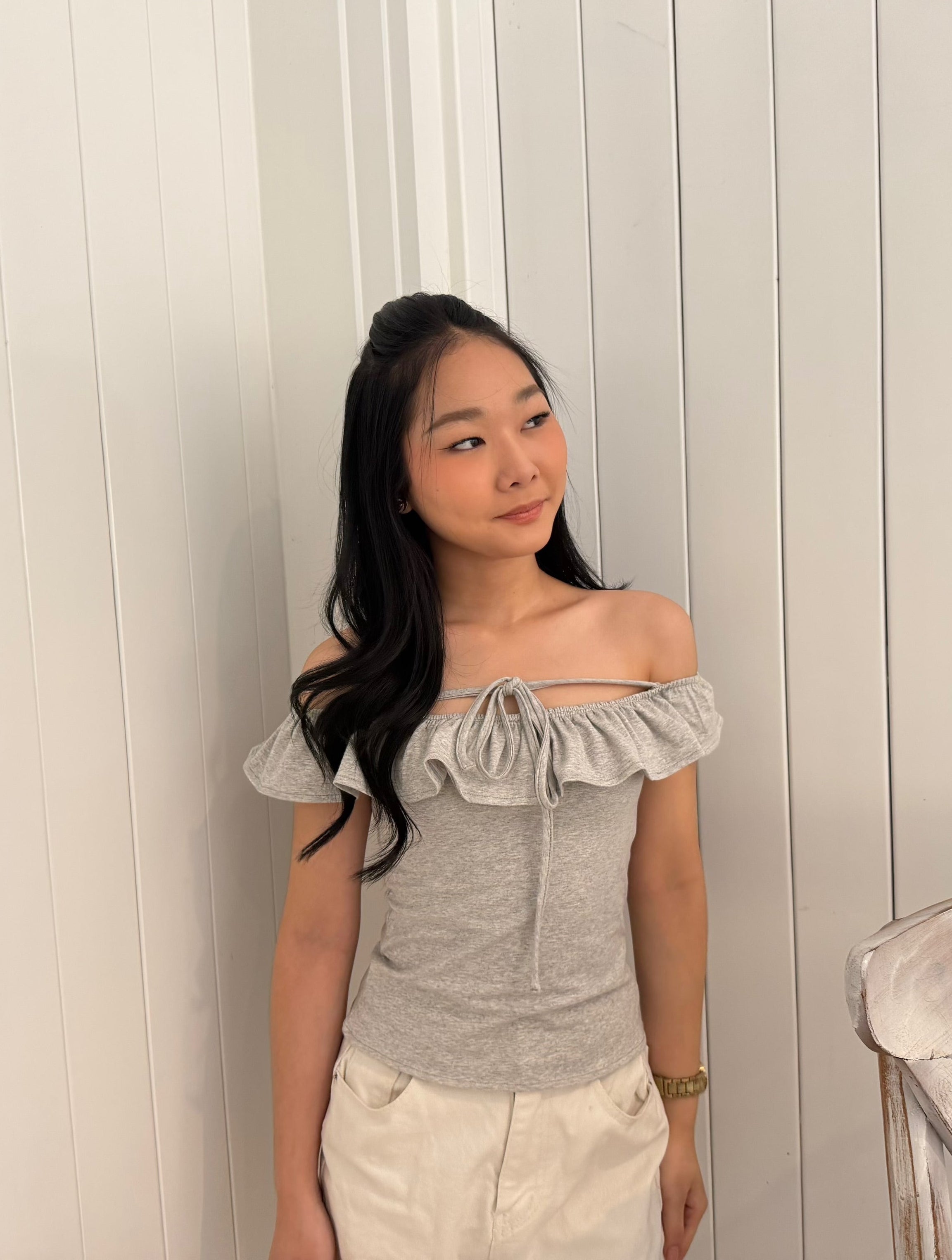 Grey ruffle tie