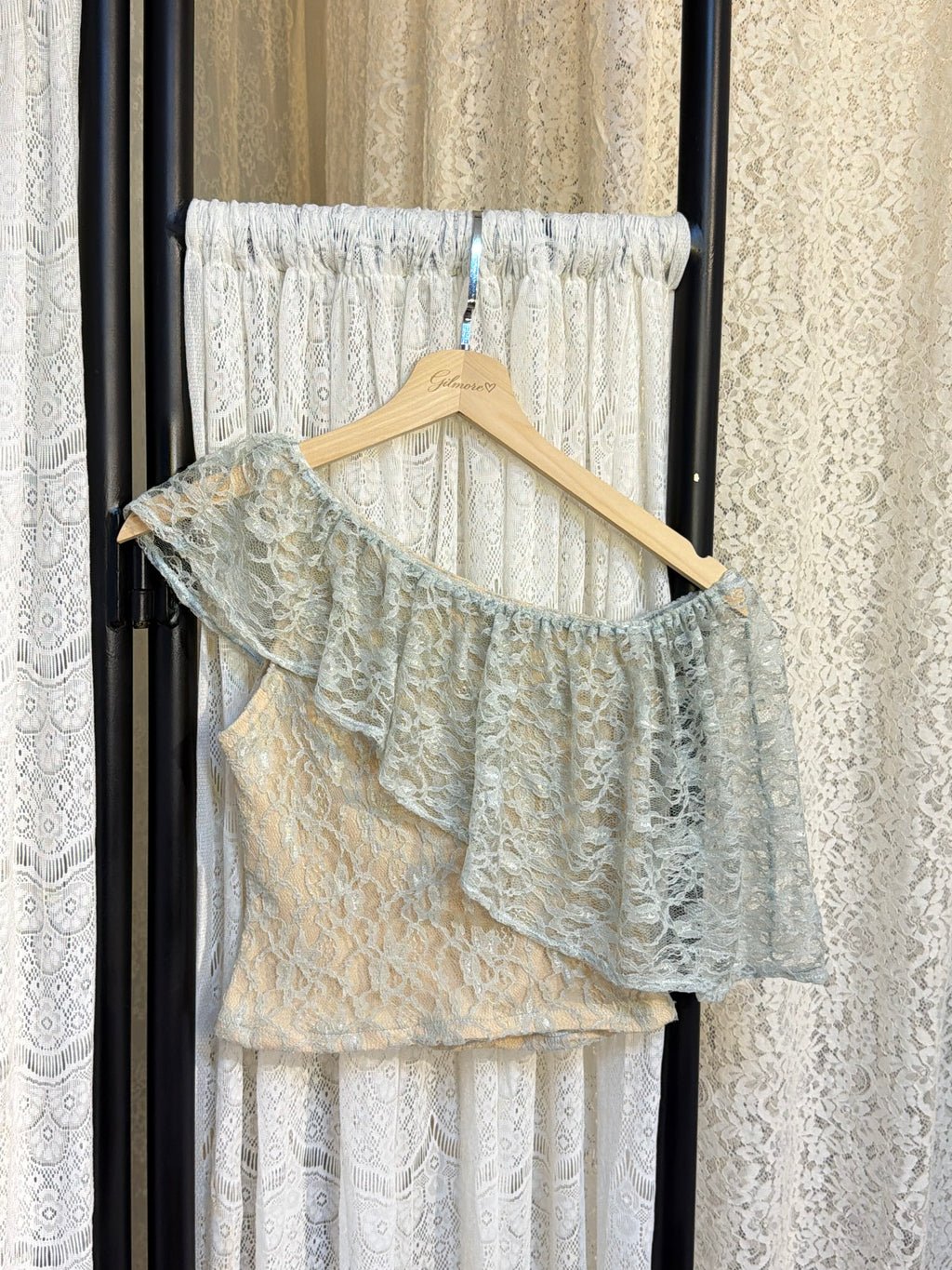 Droopy lace