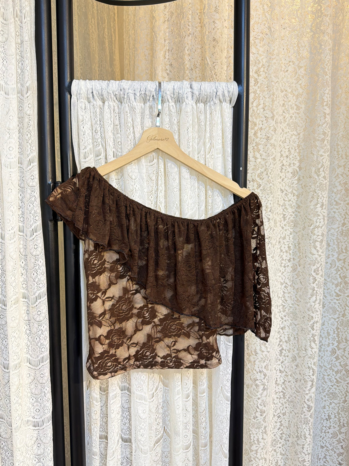 Droopy lace